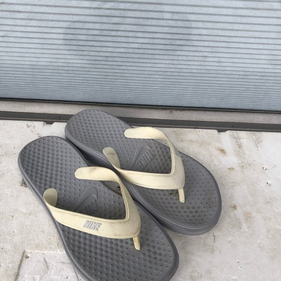 Nike Womens Cream and Gray Flip Flops sandals Size W6 - Picture 12 of 14